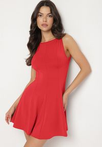 Born2be - Czerwona Sukienka z Wiskozą o Rozkloszowanym Kroju Bez Rękawów Nalomira. Okazja: na co dzień. Kolor: czerwony. Materiał: wiskoza. Długość rękawa: bez rękawów. Styl: klasyczny, casual, elegancki #1