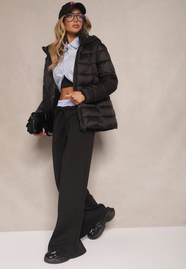 Renee - Czarna Kurtka z Odpinanym Kapturem Ozdobiona Pikowaniem Laosias. Okazja: na co dzień. Kolor: czarny. Materiał: jeans. Wzór: aplikacja. Styl: casual
