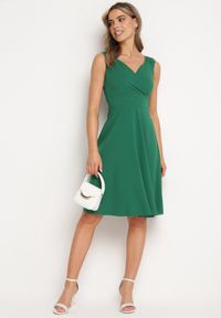 Born2be - Zielona Koktajlowa Sukienka na Ramiączkach z Kopertowym Dekoltem i Falbanką Omemia. Kolor: zielony. Długość rękawa: na ramiączkach. Typ sukienki: kopertowe. Styl: wizytowy #2