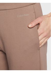 Calvin Klein Spodnie dresowe Minimal Logo K20K204964 Brązowy Regular Fit. Kolor: brązowy. Materiał: bawełna, dresówka #5