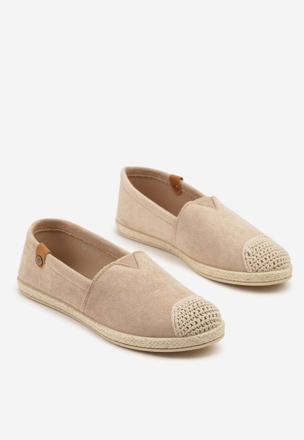 Renee - Ciemnobeżowe Espadryle z Elastyczną Wstawką Zdobione Plecionką Kinellis. Okazja: na co dzień. Kolor: beżowy. Szerokość cholewki: normalna. Wzór: aplikacja. Sezon: lato. Styl: casual, elegancki