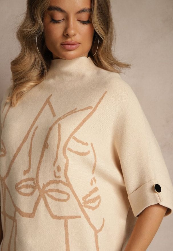 Renee - Beżowy Golf o Pudełkowym Kroju z Krótkim Rękawem Zdobiony Grafiką Uninasea. Okazja: na co dzień. Typ kołnierza: golf. Kolor: beżowy. Materiał: jeans, satyna. Długość rękawa: krótki rękaw. Długość: krótkie. Wzór: aplikacja. Styl: casual