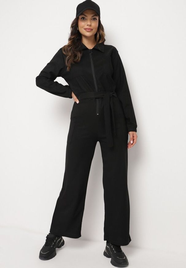 Born2be - Czarny Kombinezon z Gumką i Wiązaniem w Talii z Szerokimi Nogawkami Creza. Okazja: na co dzień. Kolor: czarny. Materiał: tkanina. Styl: casual