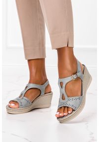 Casu - Szare sandały ażurowe na koturnie z odkrytymi palcami casu f19x1/g. Nosek buta: otwarty. Kolor: szary. Wzór: ażurowy. Obcas: na koturnie #1