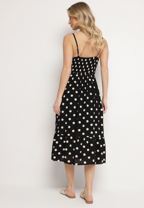 Born2be - Czarna Wiskozowa Sukienka w Kropki na Ramiączkach Zapinana na Guziki Katilane. Okazja: na co dzień. Typ kołnierza: dekolt w serek. Kolor: czarny. Materiał: wiskoza. Długość rękawa: na ramiączkach. Wzór: kropki. Sezon: wiosna, lato. Styl: casual, elegancki, klasyczny
