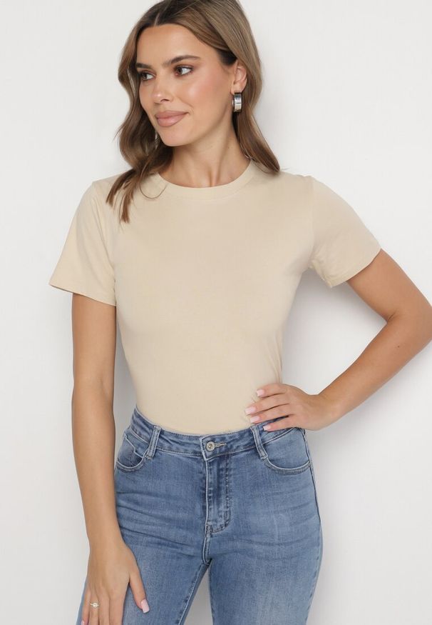 Born2be - Beżowy Klasyczny T-shirt z Bawełny Lorali. Okazja: na co dzień, na spacer. Kolor: beżowy. Materiał: bawełna. Wzór: gładki. Styl: klasyczny