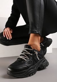 Renee - Czarne Sneakersy z Ozdobnym Sznurowaniem na Platformie Namellisa. Nosek buta: okrągły. Zapięcie: sznurówki. Kolor: czarny. Materiał: materiał. Obcas: na platformie. Wysokość obcasa: niski #2