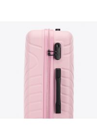 Wittchen - Duża walizka z ABS-u z geometrycznym tłoczeniem jasny różowa. Kolor: różowy. Materiał: poliester. Wzór: geometria. Styl: elegancki, wakacyjny #4