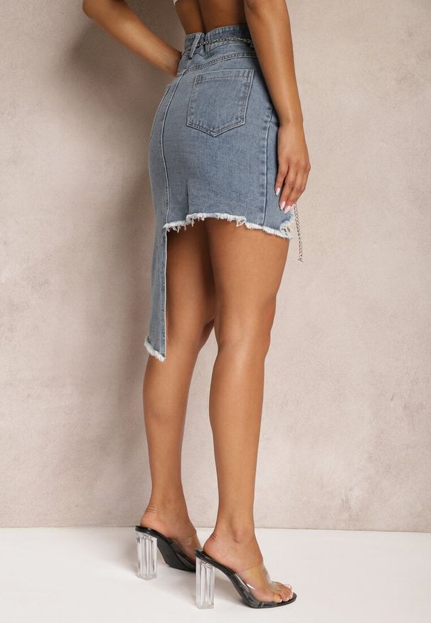 Renee - Niebieska Asymetryczna Bawełniana Spódnica Jeansowa High Waist z Łańcuchem i Paskiem Vimaliene. Stan: podwyższony. Kolor: niebieski. Materiał: bawełna, jeans. Sezon: lato