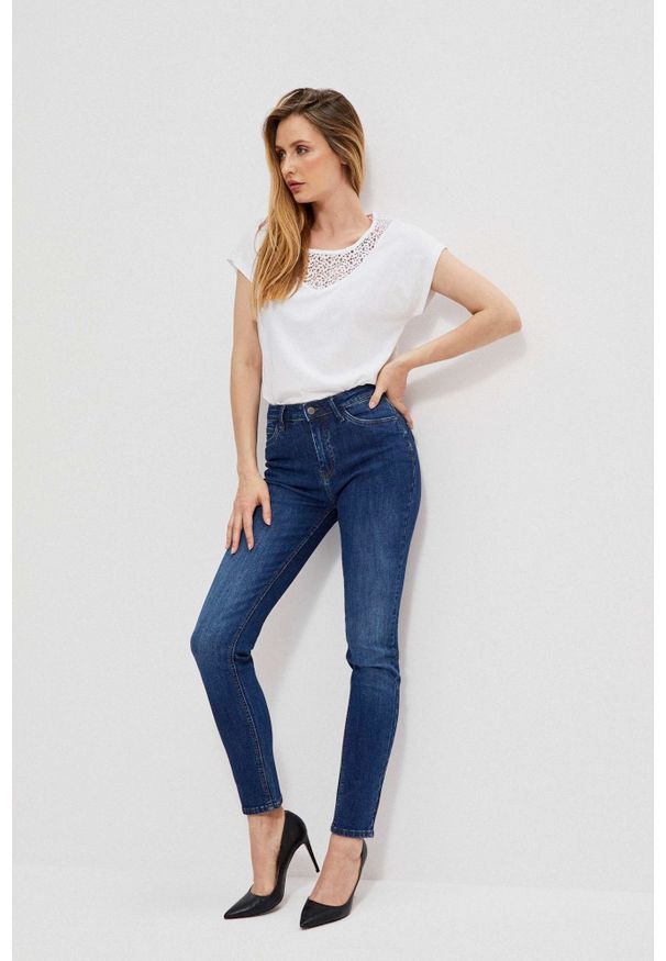 MOODO - Proste jeansy z przetarciami. Długość: długie. Wzór: gładki
