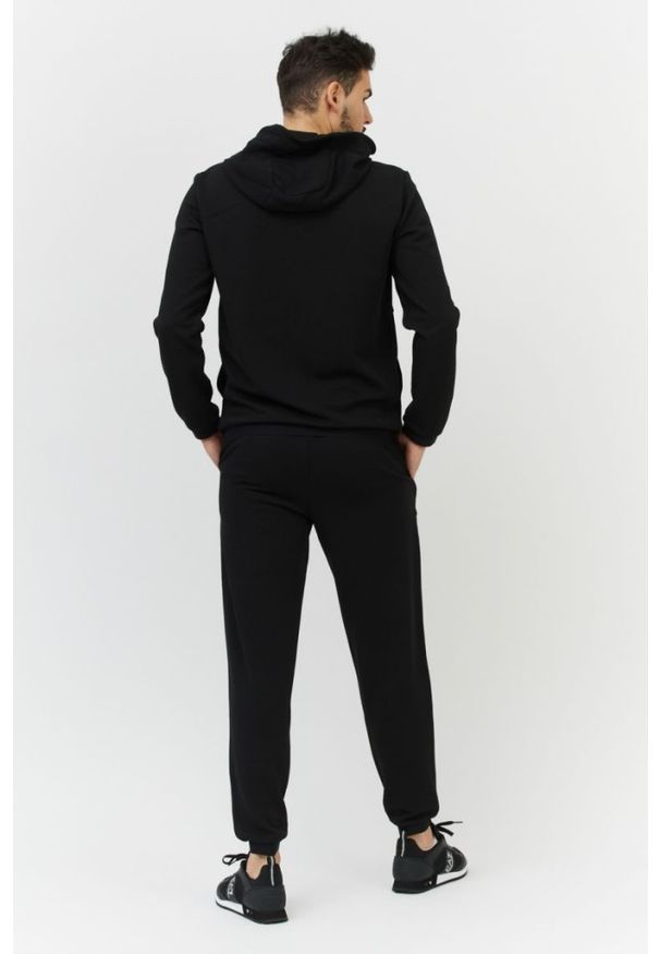 EA7 Emporio Armani - EA7 Czarne spodnie dresowe o ciekawej fakturze. Kolor: czarny. Materiał: dresówka. Wzór: aplikacja