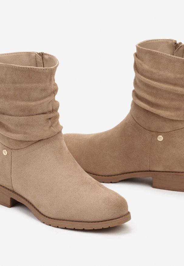 Born2be - Beżowe Płaskie Botki z Marszczoną Cholewką Leriame. Kolor: beżowy. Materiał: jeans, wełna, skóra. Szerokość cholewki: normalna. Obcas: na obcasie. Styl: elegancki, klasyczny. Wysokość obcasa: niski
