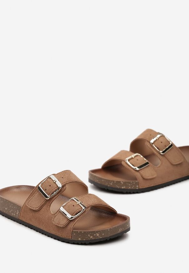 Renee - Ciemnobeżowe Klapki z Ekozamszu z Profilowaną Wkładką z Paskami i Klamrami Lettiea. Okazja: na co dzień. Kolor: beżowy. Wzór: kwiaty. Sezon: lato. Styl: casual, wakacyjny