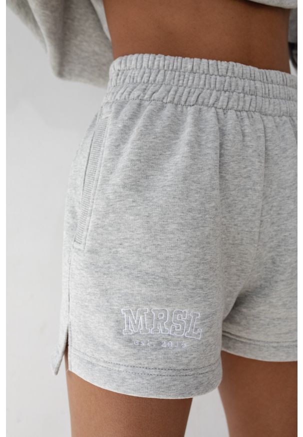 Marsala - Szorty z dzianiny dresowej z haftem MRSL w kolorze LIGHT GREY MELANGE - LE PETIT-L. Okazja: na co dzień. Stan: podwyższony. Kolor: szary. Materiał: dresówka, dzianina. Wzór: haft. Styl: casual, sportowy