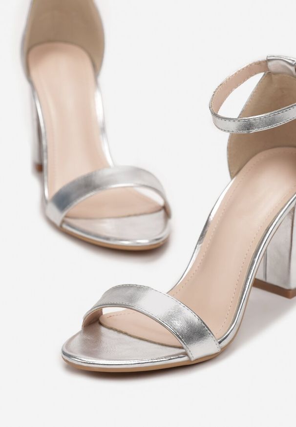 Born2be - Srebrne Sandały Authorizing. Okazja: na wesele, na ślub cywilny. Zapięcie: pasek. Kolor: srebrny. Materiał: jeans. Sezon: lato. Obcas: na słupku