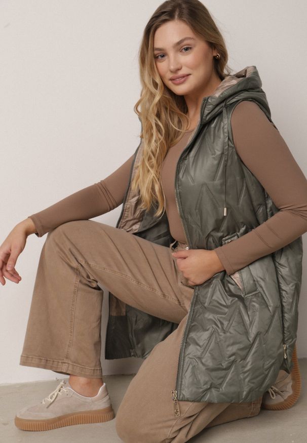 Born2be - Zielona Pikowana Kamizelka o Długim Kroju z Nieodpinanym Kapturem w Romby Dephice. Okazja: na co dzień. Typ kołnierza: kaptur. Kolor: zielony. Materiał: jeans, materiał. Długość: długie. Styl: casual, elegancki