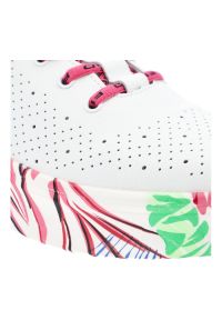 Białe Sneakersy Filippo Modne Obuwie Damskie Na Kolorowej Podeszwie. Zapięcie: sznurówki. Kolor: biały. Materiał: materiał. Szerokość cholewki: normalna. Wzór: kolorowy. Styl: sportowy, klasyczny #7