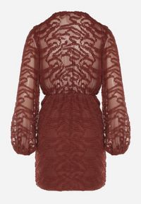 Born2be - Brązowa Kopertowa Sukienka z Tkaniny Plumeti Zenorava. Typ kołnierza: dekolt w kształcie V. Kolor: brązowy. Materiał: tkanina. Długość rękawa: długi rękaw. Wzór: aplikacja. Typ sukienki: kopertowe. Styl: klasyczny, elegancki #5