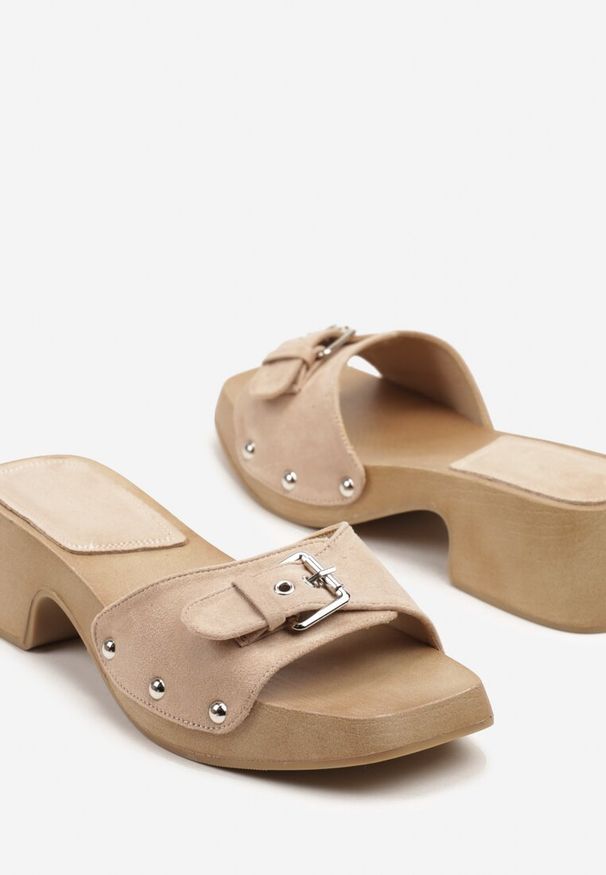 Born2be - Beżowe Klapki Drewniaki na Słupku z Nitami i Klamerką Lillifia. Okazja: na co dzień. Kolor: beżowy. Materiał: jeans. Wzór: aplikacja. Sezon: lato, wiosna. Obcas: na słupku. Styl: klasyczny, elegancki, casual