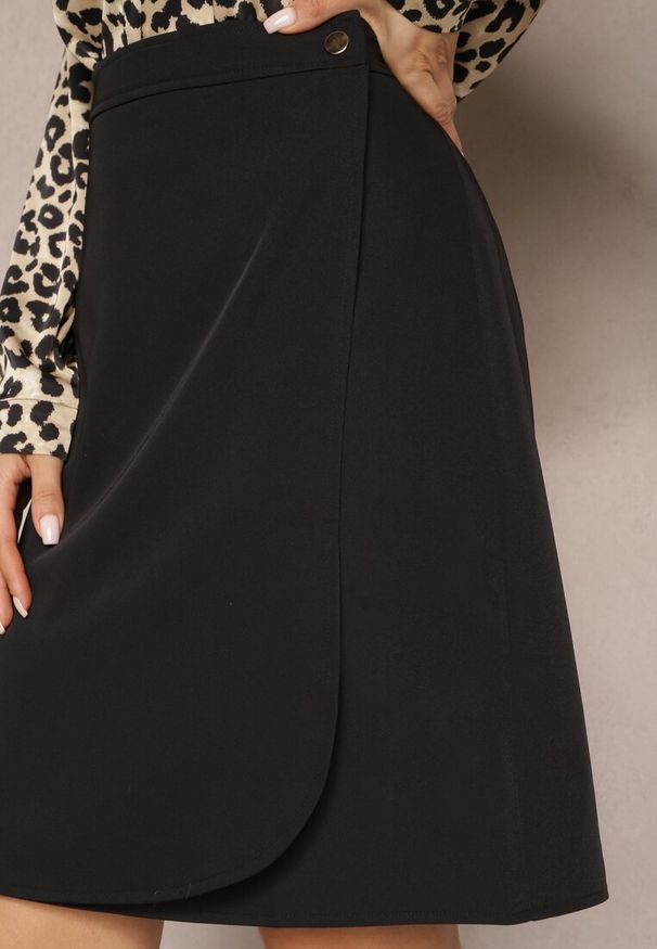 Renee - Czarna Elegancka Spódnica z Kopertowym Zapięciem Intervalia. Okazja: do pracy. Kolor: czarny. Materiał: jedwab. Wzór: aplikacja. Styl: elegancki