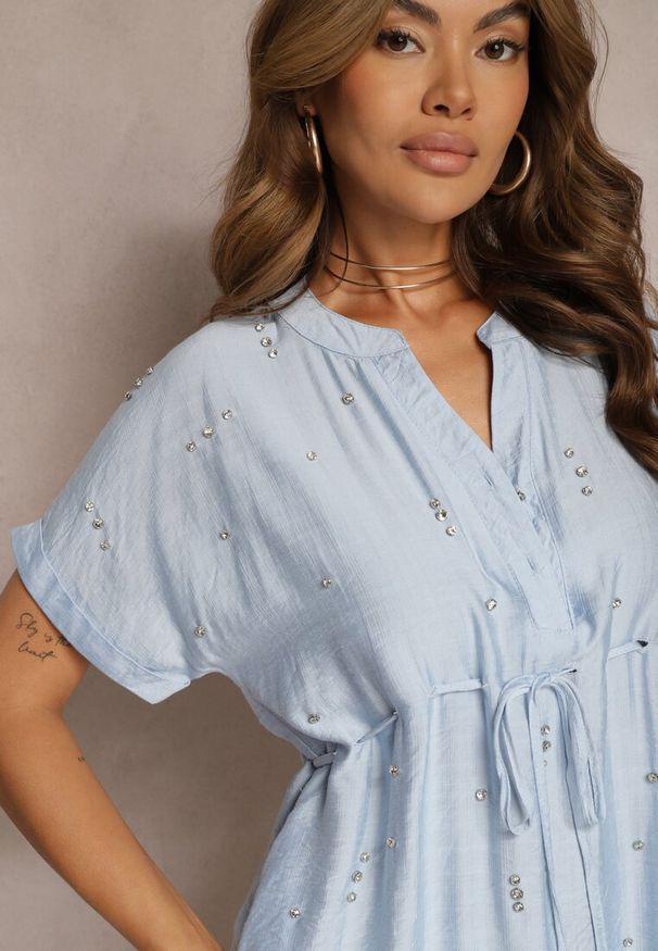 Renee - Niebieska Sukienka Pudełkowa z Troczkiem w Talii i Zdobiona Cyrkoniami Quilefia. Okazja: na co dzień, do pracy. Kolor: niebieski. Długość rękawa: krótki rękaw. Wzór: aplikacja. Typ sukienki: proste. Styl: casual