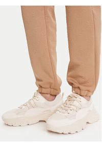 Guess Spodnie dresowe V5YB06 KBSL2 Beżowy Regular Fit. Kolor: beżowy. Materiał: syntetyk