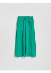 Reserved - Strukturalne spodnie z wiązaniem - zielony. Kolor: zielony. Materiał: dzianina, bawełna