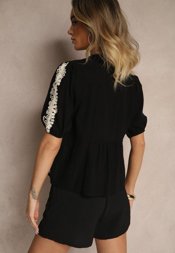 Renee - Czarna Wiązana Bluzka z Bawełny z Ozdobnym Haftem Novienira. Okazja: na co dzień, na spotkanie biznesowe, do pracy. Kolor: czarny. Materiał: bawełna. Długość rękawa: krótki rękaw. Długość: krótkie. Wzór: haft. Sezon: lato. Styl: casual, biznesowy, elegancki, klasyczny