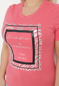 Born2be - Różowy Bawełniany T-shirt Koszulka z Krótkim Rękawem Ozdobiona Nadrukiem i Cyrkoniami Codara. Okazja: na co dzień. Kolekcja: plus size. Kolor: różowy. Materiał: bawełna. Długość rękawa: krótki rękaw. Długość: krótkie. Wzór: nadruk, aplikacja. Styl: casual