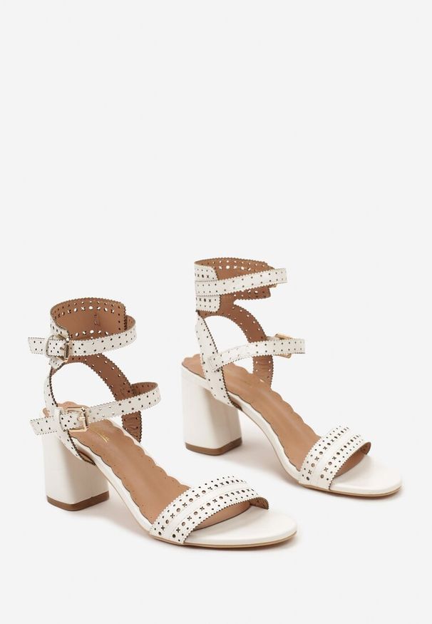 Born2be - Białe Ażurowe Sandały na Wysokim Słupku z Dwiema Sprzączkami Brumia. Zapięcie: sprzączka. Kolor: biały. Wzór: ażurowy. Obcas: na słupku. Styl: boho