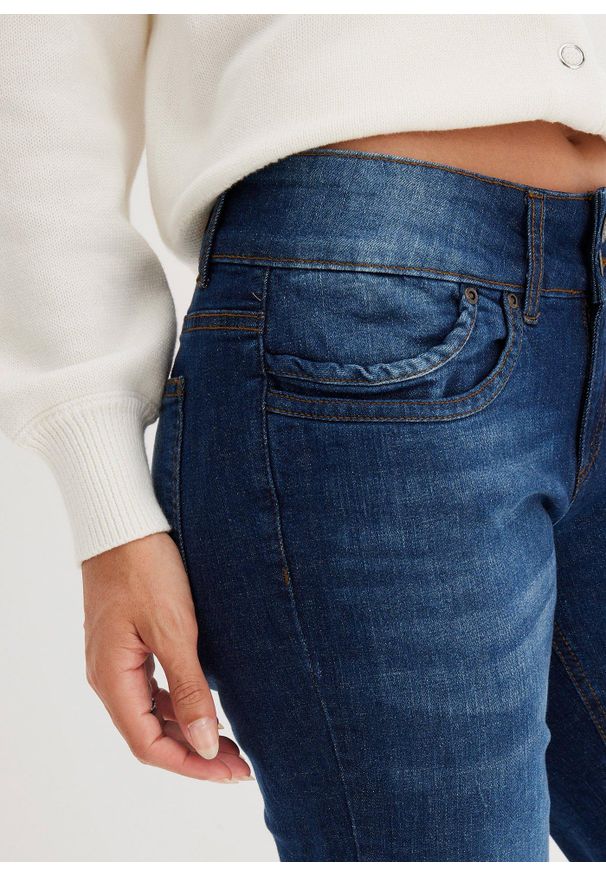 bonprix - Dżinsy o kroju mom, mid waist. Kolor: niebieski. Styl: klasyczny