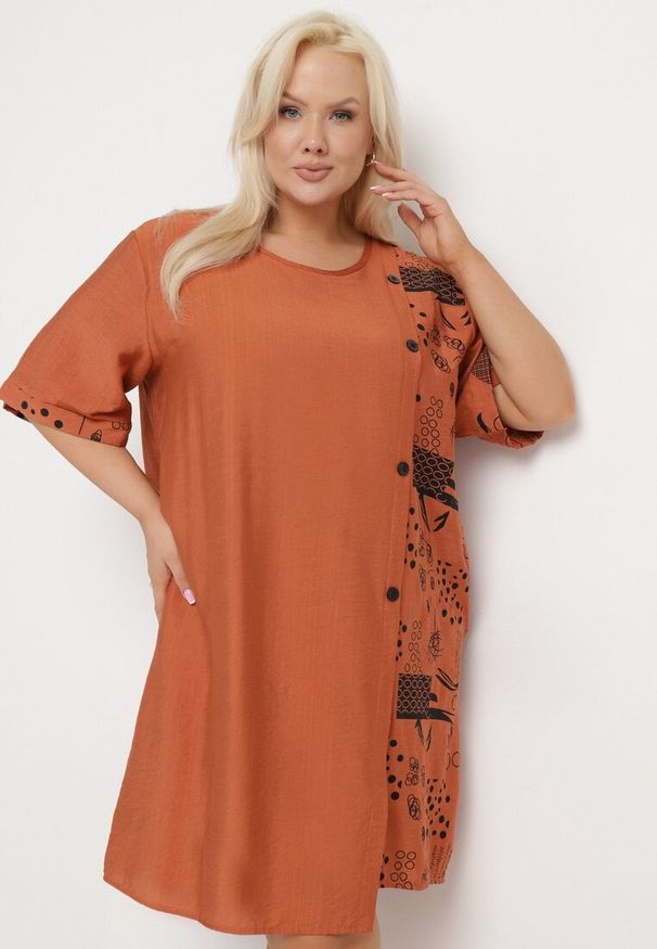 Born2be - Pomarańczowa Bawełniana Sukienka o Pudełkowym Kroju z Wsuwanymi Kieszeniami Ozdobiona Guzikami Walliana. Okazja: na co dzień. Kolekcja: plus size. Kolor: pomarańczowy. Wzór: aplikacja. Typ sukienki: dla puszystych. Materiał: bawełna. Długość rękawa: krótki rękaw. Sezon: lato. Styl: elegancki, casual