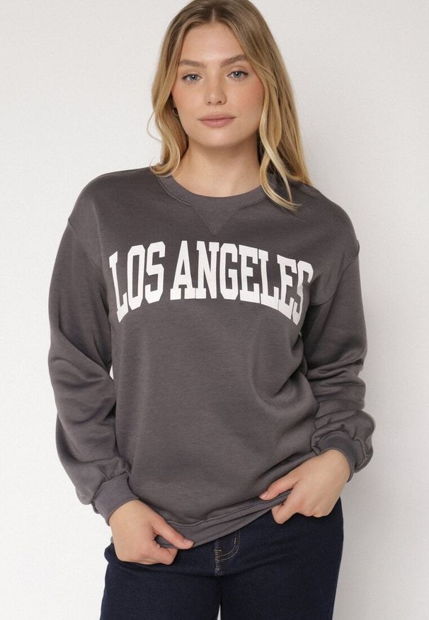 Born2be - Szara Bluza z Bawełną i Napisem Fezorla. Okazja: na co dzień. Kolor: szary. Materiał: bawełna. Wzór: napisy. Styl: klasyczny, casual, elegancki