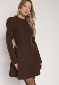 Born2be - Brązowa Rozkloszowana Sukienka Ozdobiona Metaliczną Aplikacją Eleslie. Okazja: na co dzień. Kolor: brązowy. Wzór: aplikacja. Styl: casual, elegancki #1