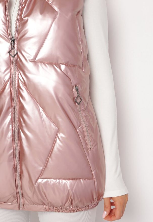 Born2be - Różowa Pikowana Kamizelka z Kapturem Incanto. Typ kołnierza: kaptur. Kolor: różowy. Wzór: geometria