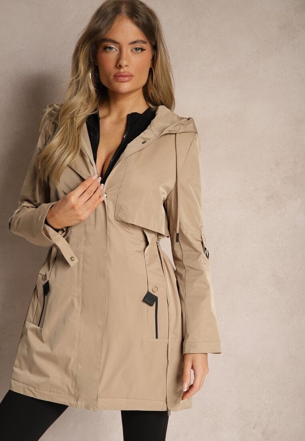 Renee - Beżowa Kurtka w Stylu Parki z Rękawami z Regulacją Kapturem i Troczkami Terilanita. Okazja: na co dzień. Kolor: beżowy. Materiał: skóra, jeans. Styl: casual, elegancki