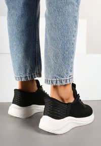 Born2be - Czarno-Białe Buty Sportowe Sneakersy Siateczkowe na Piankowej Podeszwie Liltebis. Okazja: na co dzień. Kolor: czarny. Materiał: jeans, materiał. Sezon: lato, wiosna