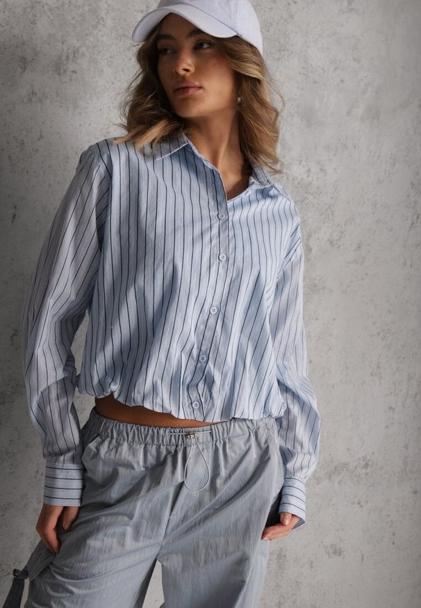 Renee - Niebieska Oversizowa Koszula z Bawełny w Pionowe Paseczki z Gumką Kadink. Okazja: na co dzień. Typ kołnierza: kołnierzyk klasyczny. Kolor: niebieski. Materiał: bawełna. Wzór: paski. Styl: casual, elegancki, klasyczny