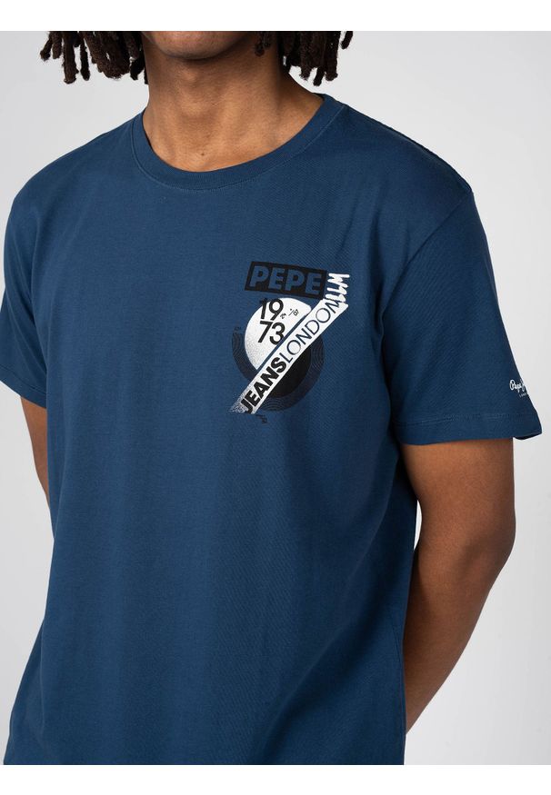 Pepe Jeans T-shirt "Rico" | PM507855 | Rico | Mężczyzna | Granatowy. Okazja: na co dzień. Kolor: niebieski. Materiał: bawełna. Wzór: aplikacja, nadruk. Styl: casual