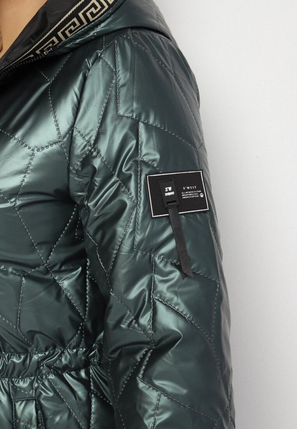 Born2be - Ciemnozielona Kurtka Pikowana Parka z Nieodpinanym Kapturem Oferra. Kolekcja: plus size. Kolor: zielony
