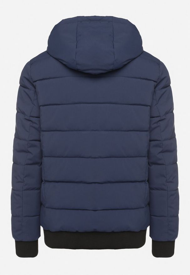 Born2be - Granatowa Pikowana Kurtka z Odpinanym Kapturem i Kieszeniami Savantria. Okazja: na co dzień. Kolor: niebieski. Materiał: jeans. Długość rękawa: długi rękaw. Długość: długie. Styl: casual, elegancki