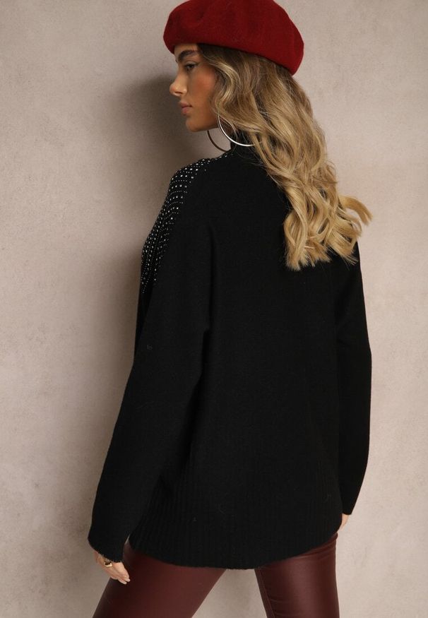 Renee - Czarny Golf o Kroju Oversize z Eleganckim Cyrkoniowym Zdobieniem przy Dekolcie Melirra. Okazja: na co dzień. Typ kołnierza: golf. Kolor: czarny. Wzór: aplikacja. Styl: elegancki