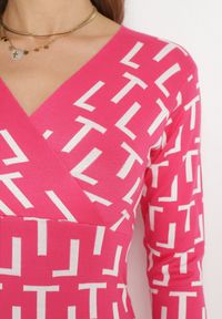 Born2be - Fuksjowa Dzianinowa Sukienka Kopertowa w Geometryczny Wzór Lillne. Kolor: różowy. Materiał: dzianina. Wzór: geometria. Sezon: zima. Typ sukienki: kopertowe #5