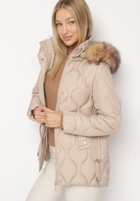 Born2be - Ciemnobeżowa Pikowana Kurtka o Pudełkowym Kroju z Odpinanym Kapturem z Futrem Lilssia. Okazja: na co dzień. Kolor: beżowy. Materiał: futro. Styl: elegancki, casual, klasyczny #6