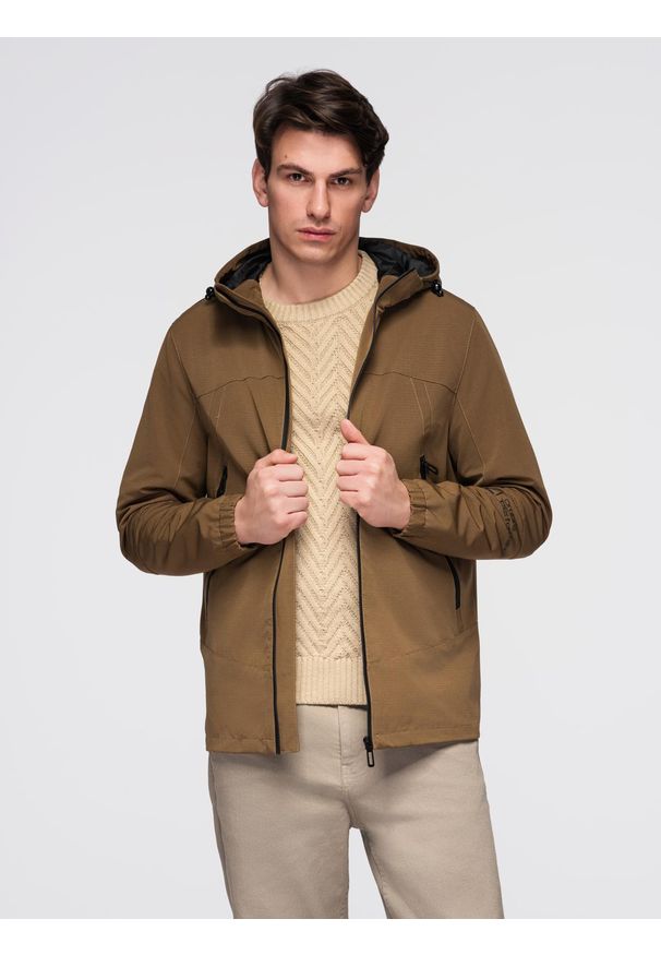 Ombre Clothing - Lekka kurtka męska z wodoodporną powłoką i kapturem– brązowa V2 - Rozmiar: XL. Typ kołnierza: kołnierzyk stójkowy. Kolor: brązowy. Materiał: tkanina, poliester, materiał. Wzór: nadruk, aplikacja. Styl: elegancki, sportowy
