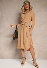Renee - Ciemnobeżowa Sukienka Midi z Kołnierzykiem i Materiałowym Paskiem Rasik. Kolor: brązowy. Materiał: materiał. Sezon: jesień, wiosna. Typ sukienki: koszulowe. Długość: midi