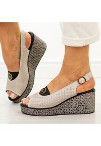 Beżowe skórzane sandały damskie na koturnie S.Barski 7010. Okazja: na co dzień. Nosek buta: okrągły. Zapięcie: pasek. Kolor: beżowy. Wzór: aplikacja. Materiał: skóra. Sezon: wiosna, lato. Obcas: na koturnie. Styl: elegancki, casual #1