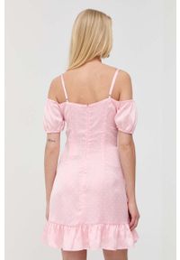 Guess sukienka kolor różowy mini prosta. Okazja: na co dzień. Kolor: różowy. Materiał: tkanina. Długość rękawa: na ramiączkach. Typ sukienki: proste. Styl: casual. Długość: mini #5