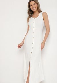 Born2be - Biała Wiskozowa Sukienka Sweterkowa z Ozdobnymi Guzikami Lunarelle. Okazja: na co dzień. Kolor: biały. Materiał: wiskoza. Wzór: aplikacja. Styl: klasyczny, casual, elegancki #1