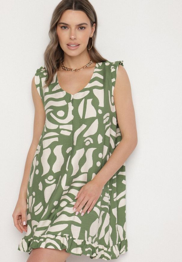 Born2be - Zielona Sukienka o Rozkloszowanym Kroju z Dekoltem w Serek w Abstrakcyjny Wzór Mevondra. Okazja: na co dzień. Typ kołnierza: dekolt w serek. Kolor: zielony. Materiał: jeans, skóra. Długość rękawa: bez rękawów. Styl: elegancki, casual